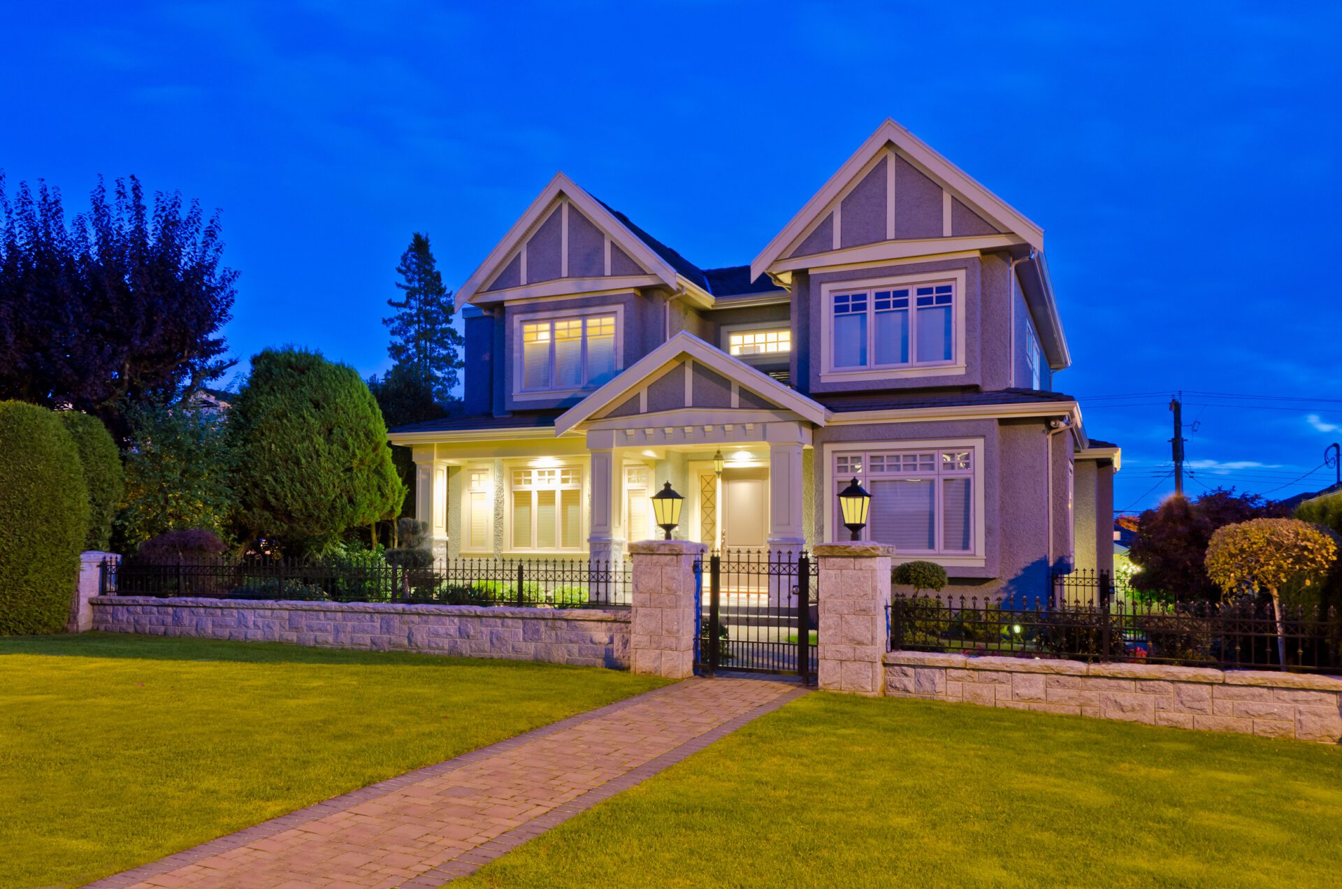 Luxury,House,At,Night,In,Vancouver,,Canada.